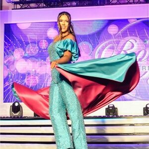 Custom pageant fun fashion women’s size 8-10. Fully stoned.